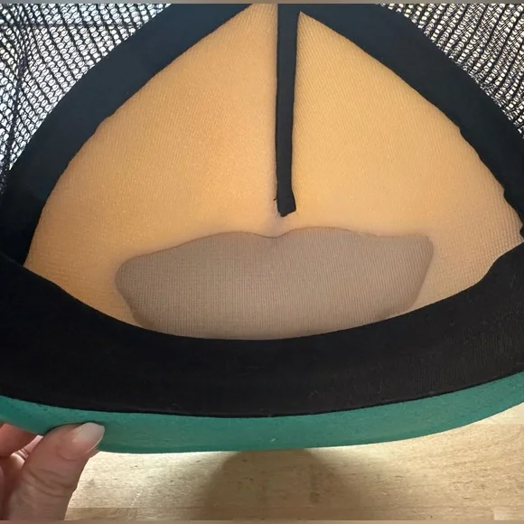 Vans “Off The Wall” trucker hat - Picture 2 of 3